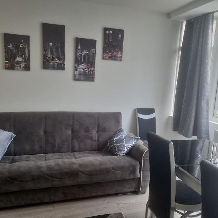 Attractive 2 Bed Apartments Free Wi-Fi And Parking Croydon Bagian luar foto